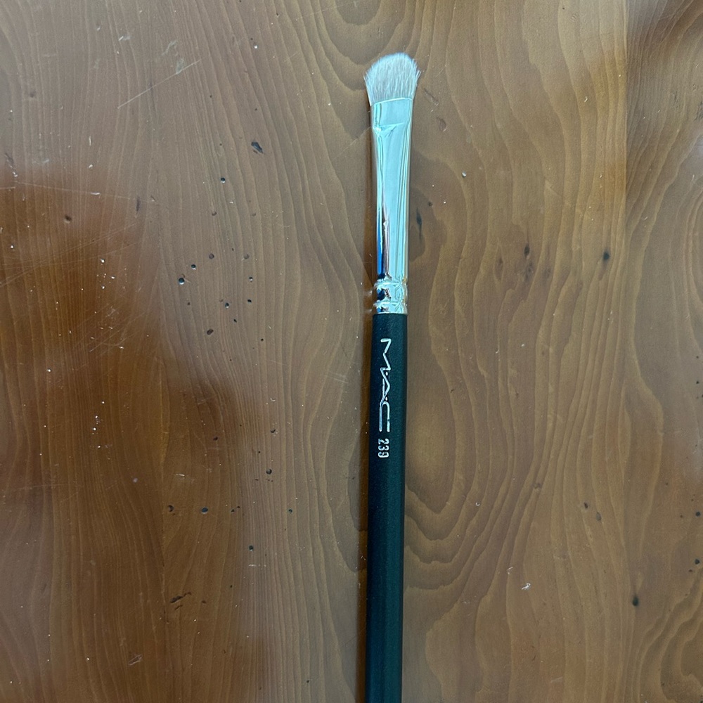 NEW MAC 233 Eye Shadow Brush Full size
